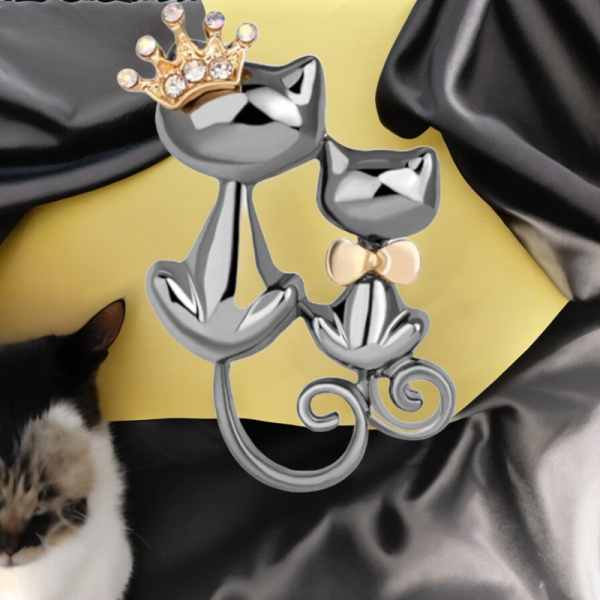 Vintage metal crystal couple queen cat brooch for women