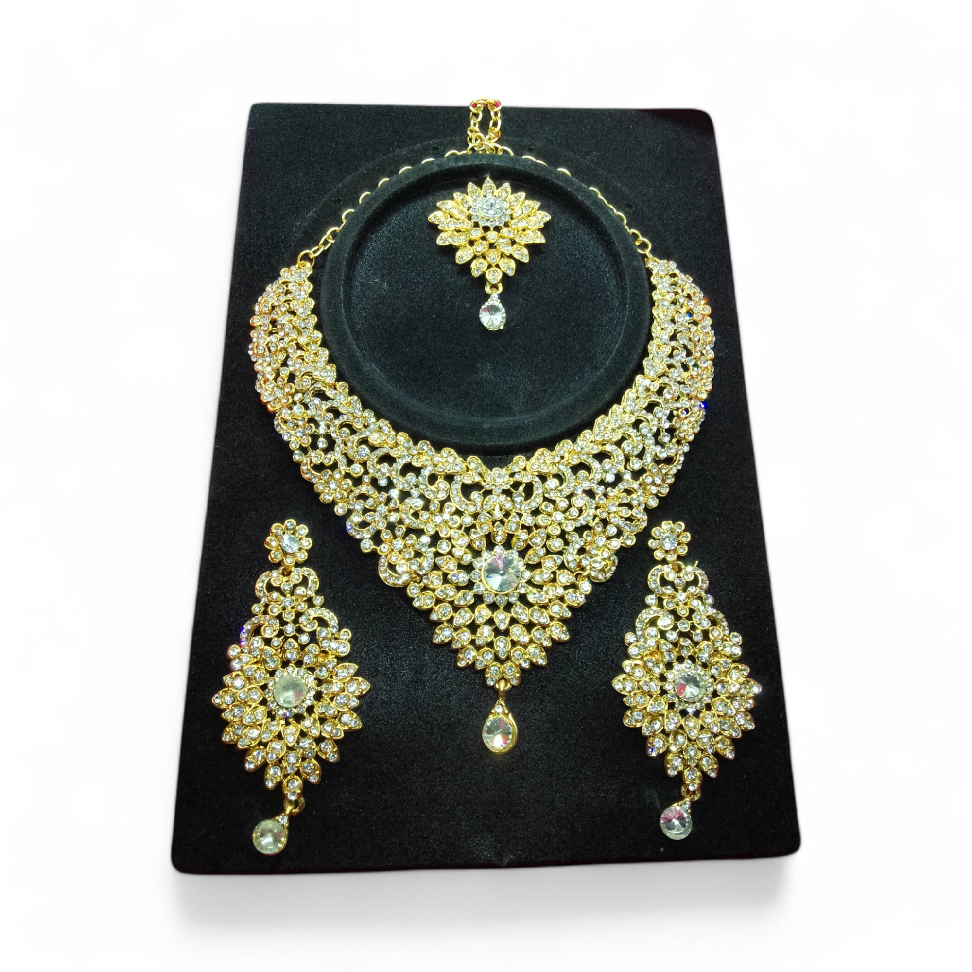 Antique Gold Diamond White Stone Necklace Set With Earring And Tikka - Image 2