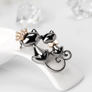 Elegant Vintage Metal Crystal Couple Queen Cat Brooch for Women - Exquisite Animal Jewelry Pin Accessories by SobPai